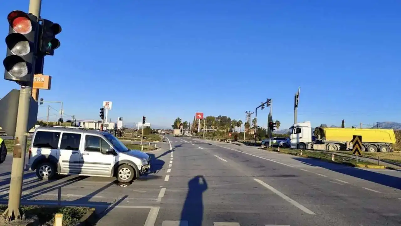 Manavgat’ta Kırmızı Işık İhlali Kazayla Sonuçlandı! 5 Yaralı 5